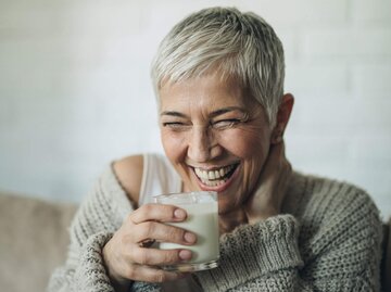 Frau trinkt ein Glas Milch | © iStock | skynesher