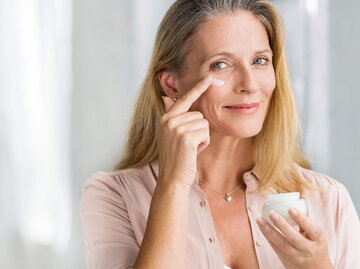 Frau trägt Anti Aging Creme auf | © iStock | Ridofranz