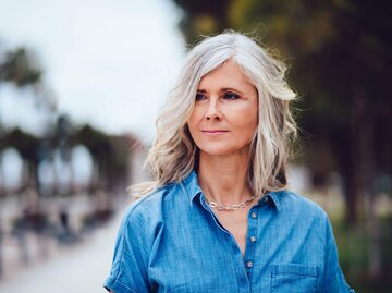 reife hübsche Frau mit grauen Haaren | © iStock | wundervisuals