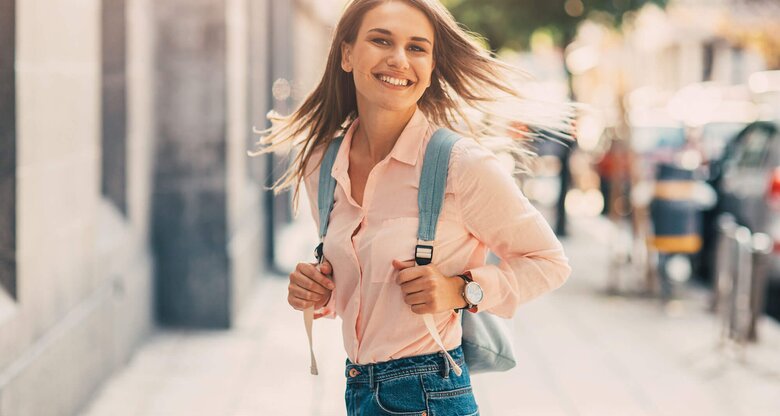 Hübsche Frau mit Rucksack | © iStock | filadendron