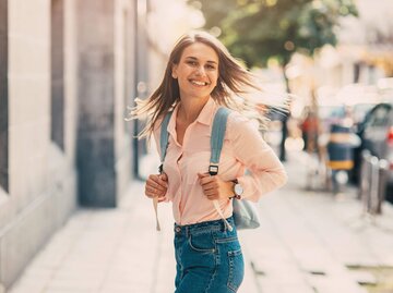 Hübsche Frau mit Rucksack | © iStock | filadendron