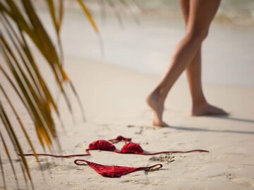 Nackte Füße im Sand | © iStock | cdwheatley