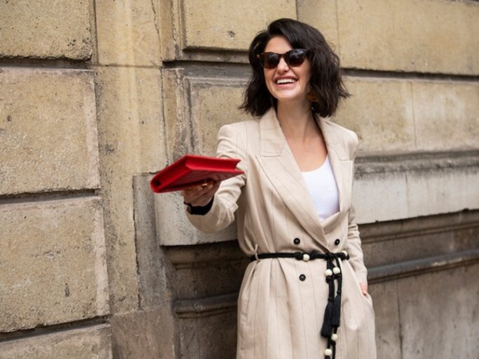 Streetstyle mit beigefarbenem Trenchcoat | © CLAUDIO LAVENIA / KONTRIBUTOR GETTY IMAGES