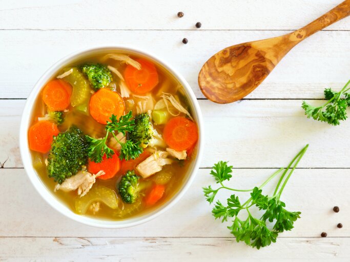 Schale mit Gemüsesuppe auf einem Holztisch. | © istockphoto.com, jenifoto