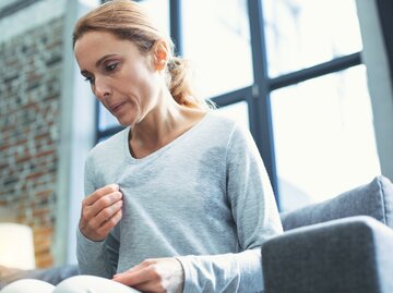 Reife Frau in Wechslejahren | © istock; yacobchuk