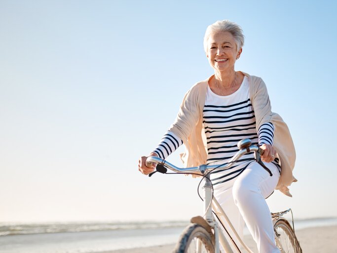 Ältere Frau fährt Rad. | © istock; Cecilie_Arcurs