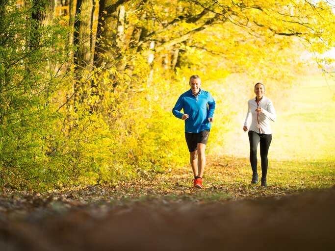 Paar joggt durch den Wald. | © istock; amriphoto