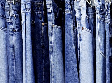Viele Jeans nebeneinander. | © istock; JPecha