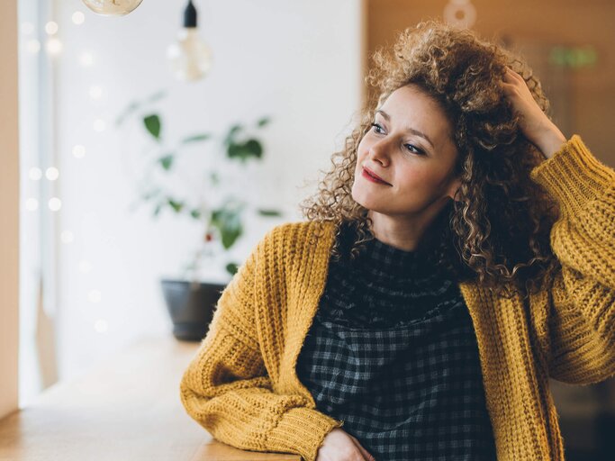 Frau mit gelbem Pulli | © iStock | filadendron