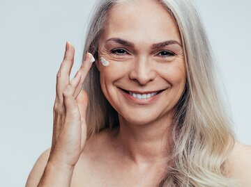 Reife Frau trägt Anti-Aging-Creme auf | © iStock | jacoblund