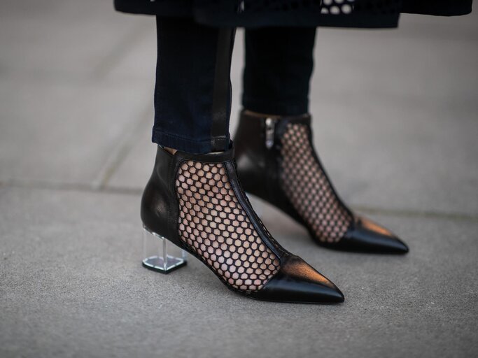 Ankle Boots mit transparenten Details von Marc Cain | © Getty Images | Christian Vierig