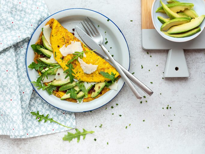Parmesan-Omelett mit Avocado und Kräutern | © Living Press