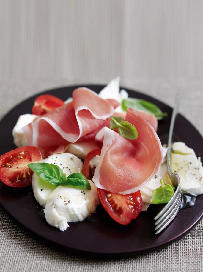 Parmaschinken mit Tomate-Mozzarella | © Living Press