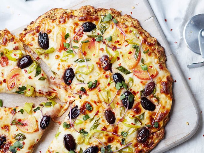 Low Carb Pizza mit Blumenkohl-Boden | © Vitamix