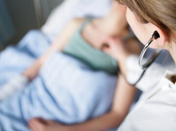 Frau bei einer Vorsorgeuntersuchung beim Arzt | © Getty Images | Team Static