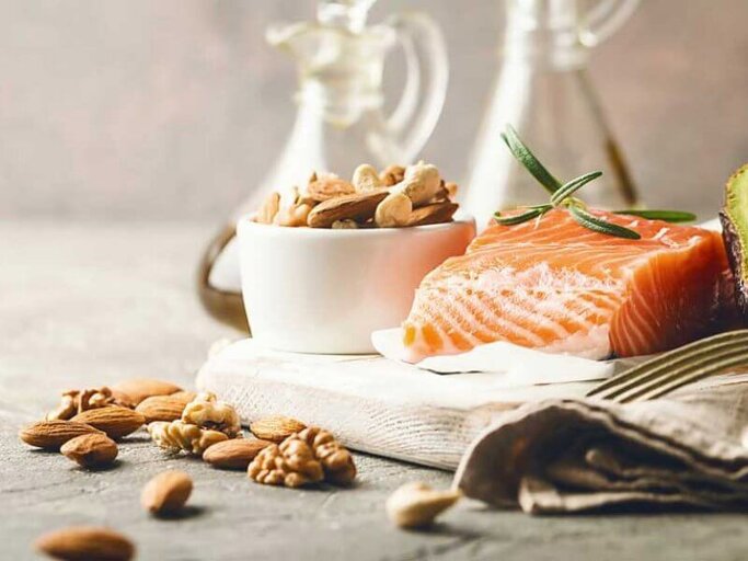 Lachs und Nüsse | © iStock | Roxiller