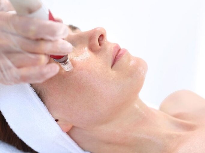 Frau bei einer Beauty-Behandlung | © iStock | ROBERTPRZYBYSZ 
