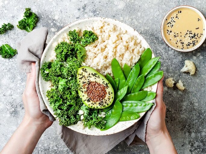 Poke Bowl mit grünem Gemüse | © SVETA ZARZAMORA / ISTOCK