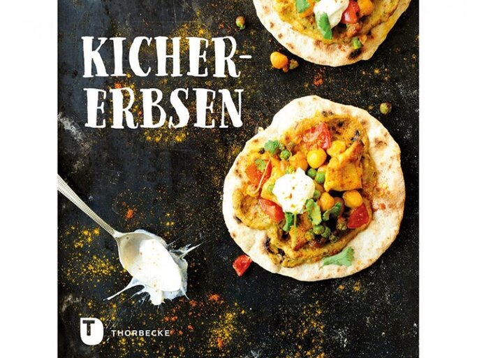 Neben neu interpretierten Klassikern wie Hummus mit Kichererbsen und Möhren, Rote-Bete-Falafeln und Bulgur mit würzigen Kichererbsen enthält dieses Buch auch außergewöhnliche Kombinationen wie Kichererbsen-Pancakes und Kichererbsenkuchen mit Mirabellen und Mandeln. Erschienen im Thorbecke Verlag, um 14 Euro. | © JAN THORBECKE VERLAG