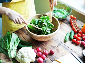 In frischem Obst und Gemüse stecken viele Vitamine und Mineralstoffe. Wer sich quer durch die Gemüseabteilung isst, versorgt seinen Körper mit fast allen wichtigen Nährstoffen. | © YULKAPOPKOVA GETTY IMAGES