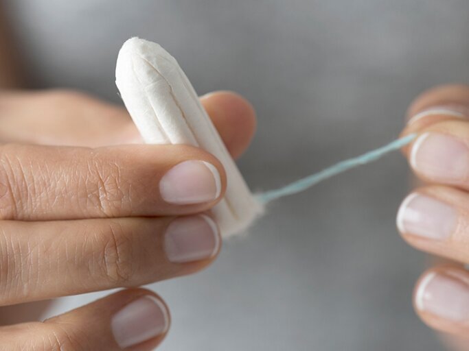 Jeden Monat werden sie verwendet, doch nur die wenigsten Frauen wissen, aus was sie hergestellt sind: Tampons. Für viele Jungunternehmerinnen ein Grund, ihre eigenen Bio-Tampon-Marken zu gründen. | © SIMARIK GETTY IMAGES