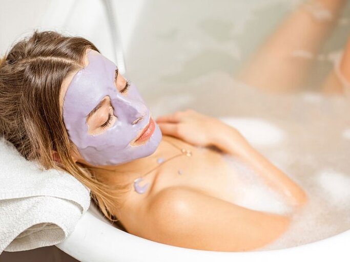 Wir zeigen Ihnen die Rezepte für drei einfache und pflegende Gesichtsmasken, die Ihre Haut frühlingsfit machen. | © iStock | Rosshelen