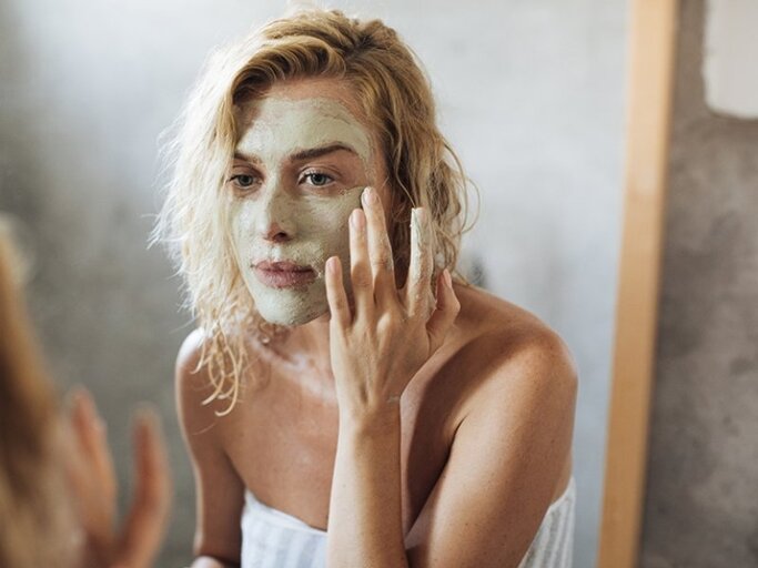 Frau mit Gesichtsmaske | © LSTOCKSTUDIO SHUTTERSTOCK