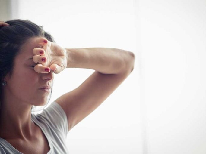Die unerträglichen Kopfschmerzen, die häufig mit Übelkeit und Lichtempfindlichkeit einhergehen, können viele Migräne-Patienten nur in einem abgedunkelten Zimmer ertragen. | © Getty Images | Photoalto | Frederic Cirou