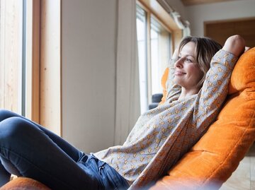 Frau beim Relaxen | © WESTEND61 GETTY IMAGES