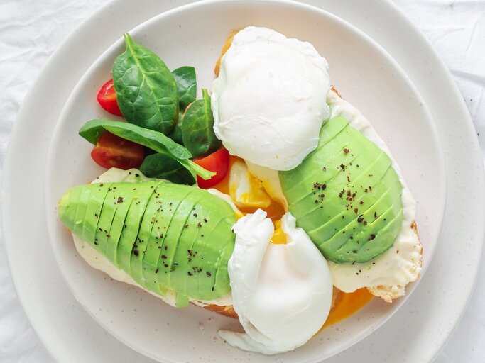 Ein genussvoller Start in den Tag: Schär Bon Matín mit Salat, Avocado und Ei. | © iStock | KucherAV