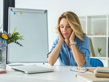 Frau mit Kopfschmerzen | © iStock | LightFieldStudios