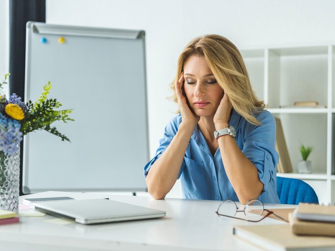 Frau mit Kopfschmerzen | © iStock | LightFieldStudios