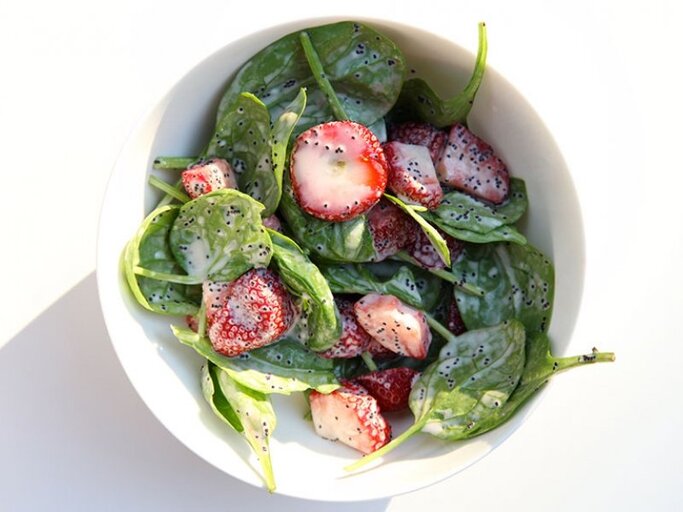 Frische Erdbeeren machen den Spinat-Salat mit Mohndressing zu einem fruchtigen Erlebnis und liefern viele Vitamine. | © Getty Images | Lori Andrews
