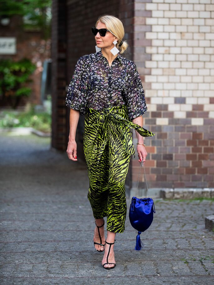 Denise Buschkühle trägt ein Outfit im Mustermix | © Getty Images | Christian Vierig