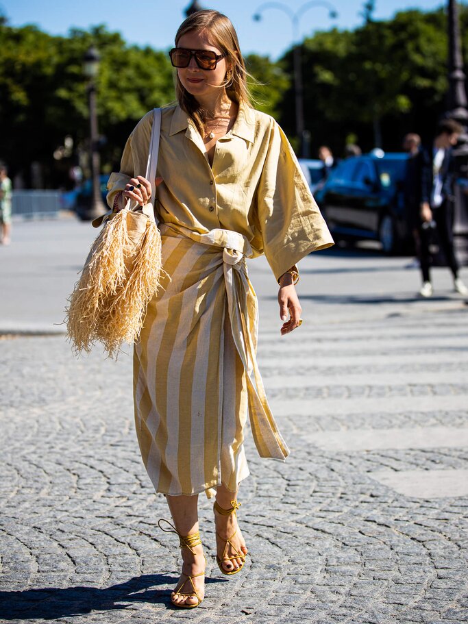 Anna Borisovna in einem gelben Outfit | © Getty Images | Claudio Lavenia