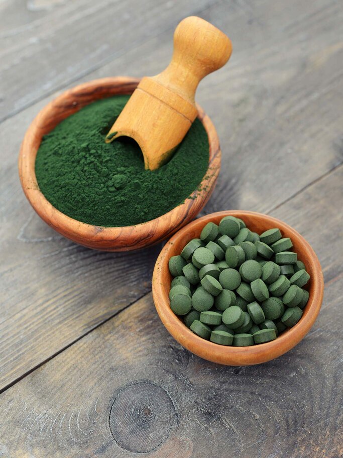 Spirulina Algen Pulver und Tabletten | © iStock | tashka2000