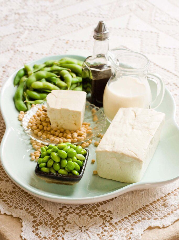 Sojabohnen und daraus gewonnene Produkte wie Tofu | © iStock | Diane Labombarbe