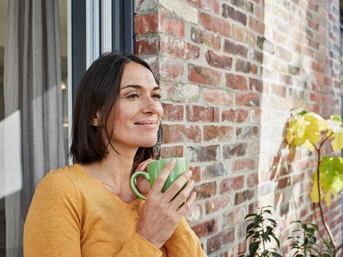 Teetrinken ist ein wichtiger Bestandteil aller Fastenkuren – ideal sind ungezuckerte Kräutertees. | © WESTEND61 GETTY IMAGES