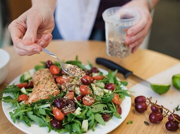 Frische, unverarbeitete Lebensmittel, dazu viel Gemüse mit hochwertigem Fleisch und Fisch – klingt vielversprechend? Hier erfahren Sie mehr über die pegane Diät. | © SOLSTOCK GETTY IMAGES