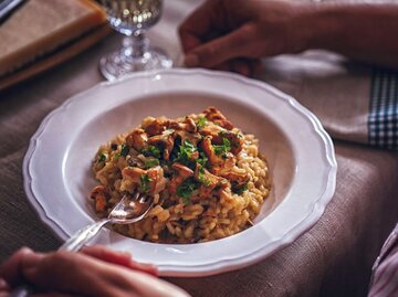 Schön schlotzig und trotzdem locker – mit ein paar Tricks wird Risotto zum großen Genuss. | © GMVOZD GETTY IMAGES