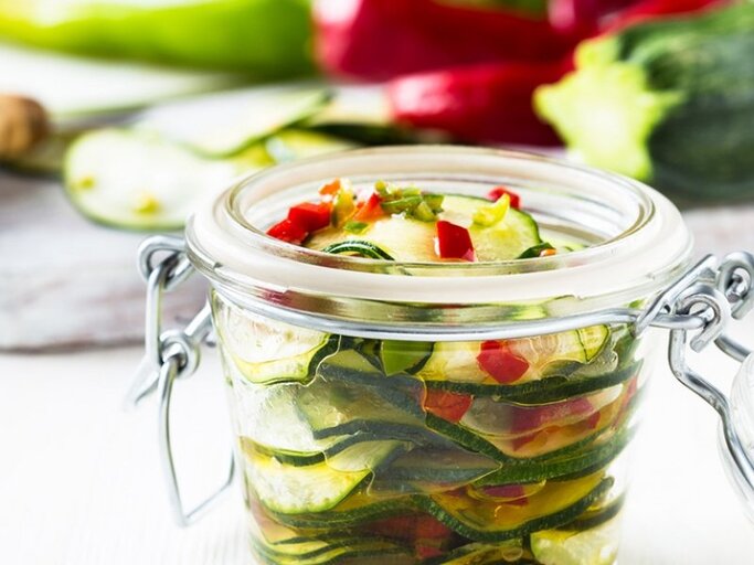 In Öl oder Essig eingelegt werden Zucchini und viele andere Gemüsesorten zu einer leckeren Zugabe für deftige Brotzeiten oder pikante Salate. | © ISTETIANA SHUTTERSTOCK