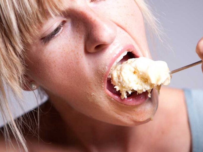 Binge Eater stopfen innerhalb kürzester Zeit hemmungslos Süßes oder Fettiges in sich hinein – pro Essattacke können mehrere 1000 Kalorien zusammenkommen. | © KHIRIA GETTY IMAGES