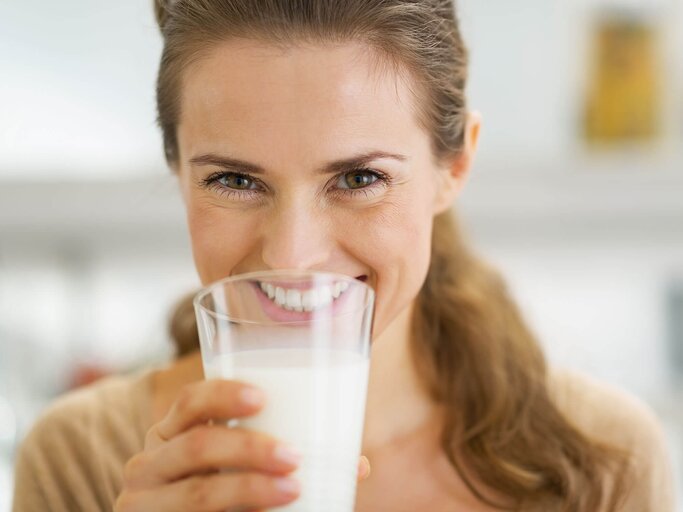 Frau trinkt ein Glas Milch | © iStock | CentralITAlliance