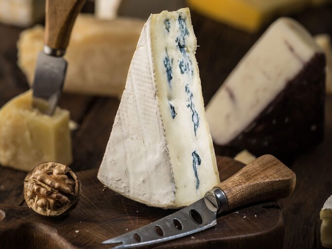 Bergkäse und Gorgonzola | © iStock | ValentynVolkov