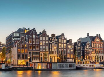 Bunte Häuserfront in Amsterdam. | © Getty Images | George Pachantouris