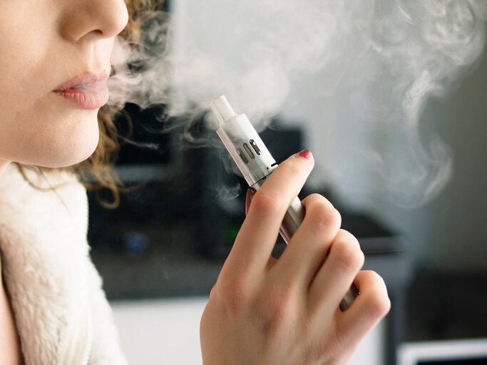 Können Raucher bedenkenlos zur E-Zigarette greifen – oder ist die elektronische Variante genauso gesundheitsschädlich wie herkömmliche Glimmstängel? | © iStock | amesy