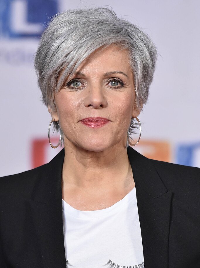 Birgit Schrowange mit grauen Haaren und einem Pixie Cut | © iStock | Tristar Media