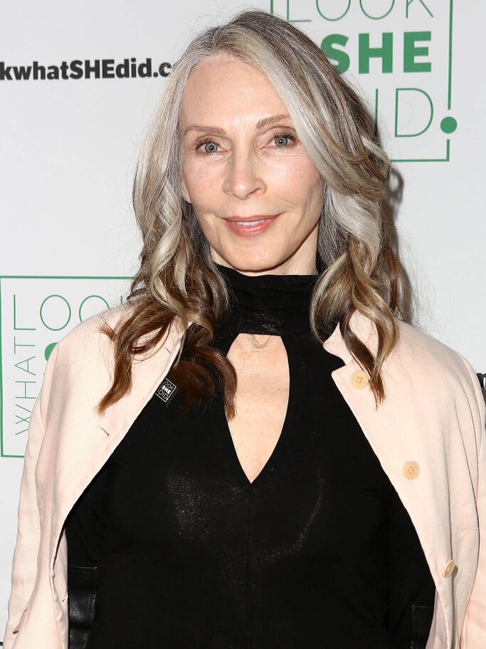 Gates McFadden trägt ihr grau gesträhntes Haar mit Beach Waves | © Getty Images | Tasia Wells