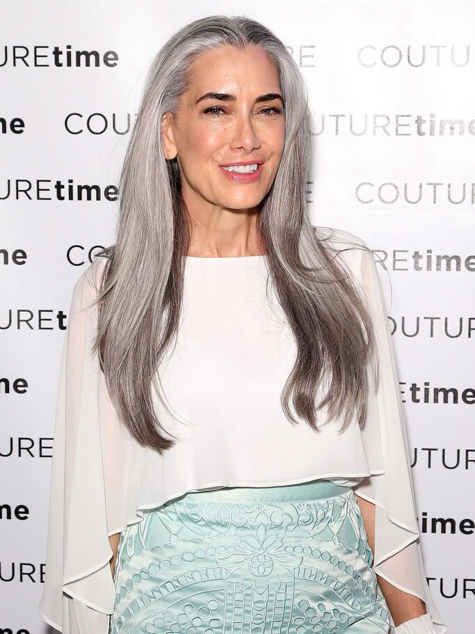 Model Manon Crespi trägt ihre grauen Haare lang und offen | © Getty Images | Gabe Ginsberg