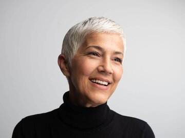Reife Frau mit grauen Haaren und einem kompakten Kurzhaarschnitt | © iStock | Georgijevic